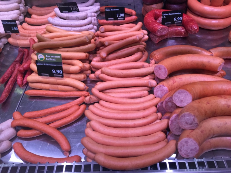 vitrine-LE BEAUSSET-min_sausages_meat_butchery-1069321